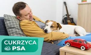 Mężczyzna odpoczywa z psem na kanapie. Na pierwszym planie zielony napis "CUKRZYCA PSA", sugerujący temat obrazu.