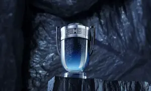 Paco Rabanne Invictus Legend – trofeum w ciemnej, skalistej scenerii, emanujące chłodnym blaskiem i obietnicą zwycięstwa.