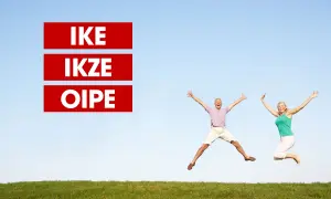 Trzy czerwone prostokąty z napisami IKE, IKZE, OIPE obok skaczącej pary seniorów na tle nieba.
