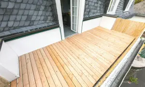 Neuer Holzboden auf dem Balkon, perfekt zum Balkon abdichten und genießen.