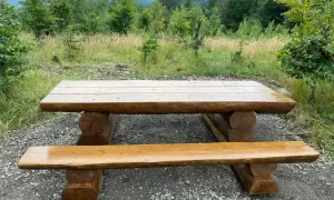 Solidna ławka z bali, idealna do ogrodu. Prosty projekt, jak zrobić mebel z drewna.