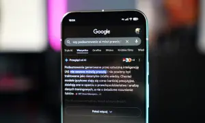 Szukasz informacji, jak wyłączyć AI overview Google? Na ekranie telefonu widać wyszukiwarkę Google z zapytaniem o podsumowania AI.