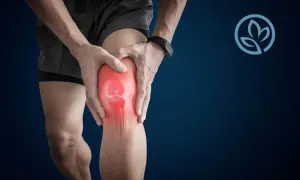 Dolore al ginocchio, un uomo tiene la gamba. La sindrome femoro-rotulea si guarisce con il giusto trattamento.