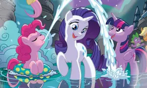Różowe kucyki z My Little Pony testują wodę. Pinkie Pie w kółku, Rarity i Twilight Sparkle cieszą się orzeźwiającą kąpielą.