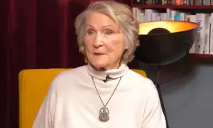 Irena Santor nie żyje. Ikona polskiej piosenki, w białym golfie i z naszyjnikiem, siedzi na żółtym fotelu.