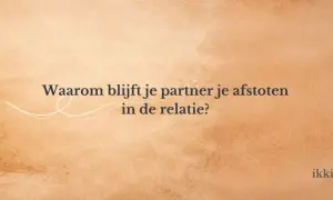 Waarom blijft je partner je afstoten in de relatie? Een illustratie van een koppel dat rug aan rug staat, met de tekst "Waarom blijft je partner je afstoten in de relatie?".