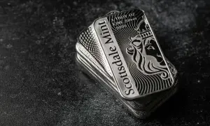 Stos sztabek Scottsdale Mint z lwem. Chcesz wiedzieć, jak sprawdzić, czy moneta jest srebrna? Spójrz na oznaczenia: 1/Troy Oz FINE SILVER .9999.