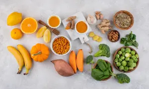 Naturalne produkty, które wspierają organizm i pomagają zapobiegać temu, co wypłukuje magnez: banany, pomarańcze, cytryny, dynia, bataty, szpinak, brokuły, brukselka, migdały, nasiona, miód, czosnek, imbir, kurkuma.