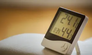 Cyfrowy higrometr pokazuje 24.1°C i 44% wilgotności. To urządzenie, które mierzy wilgotność powietrza.