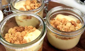 Tre små glasburkar med len vit chokladmousse toppad med smulig crumble. Perfekt för en fika!