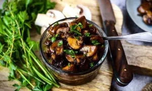 Schmackhafte Champignons in dunkler Sauce, garniert mit Petersilie. Perfekt für Ihre nächsten Champignons Rezepte.