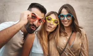 Jak samodzielnie zmienić kolor oprawek okularowych? Przewodnik DIY
