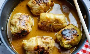 Fünf Kohlrouladen im Topf, bereit für ein köstliches Kohlrouladen Rezept.