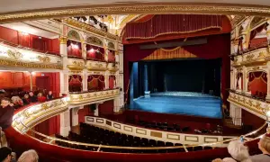 Prunkvoller Zuschauerraum im Oper Breslau, mit Logen, rotem Samt und goldener Verzierung.