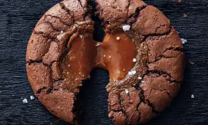 En brownie cookie med salt karamell som rinner ut.
