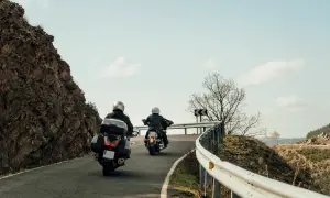 Dwaj motocykliści przemierzają malownicze trasy motocyklowe w Polsce, pokonując kręty górski asfalt.