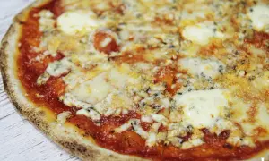 Pizza 4 sery: rozpływający się ser mozzarella, wyrazisty gorgonzola, parmezan i delikatny ser śmietankowy. Pyszne połączenie smaków.