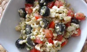 Frischer Ebly Salat mit Oliven, Tomaten und Feta. Ein leichter Genuss für warme Tage.