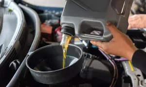 Persona vierte aceite de motor en un embudo. ¿Se puede mezclar aceite 5w30 y 5w40?