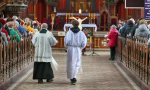 W kościele trwa msza. Wierni siedzą w ławkach, a ksiądz z ministrantem idzie do ołtarza. Czy poniedziałek wielkanocny jest świętem obowiązkowym?