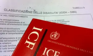 Classificazione delle disabilità (ICIDH - OMS) e copertina rossa del manuale ICF.