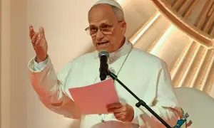 Faryzeusz Nikodem, w białej szacie, przemawia z kartką w ręku, gestykulując.