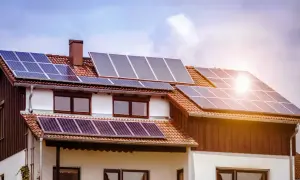 Tejado con placas solares, ideal para tu segunda vivienda. ¡Aprovecha las subvenciones para placas solares en tu segunda vivienda!