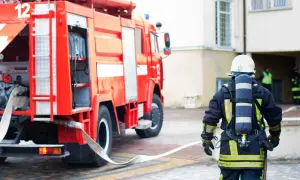 Ile zarabia strażak po studiach? Zaskakujące różnice w wynagrodzeniu