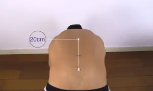 Pomiar zakresu ruchu kręgosłupa, znany jako objaw Schobera, pokazuje 20 cm rozciągnięcia.