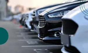 Parcheggio di auto nuove, un'immagine che evoca il **significato** di progresso e mobilità.