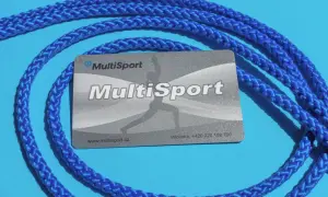 Karta Multisport z niebieską smyczą na niebieskim tle.