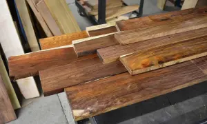 Tablas de madera de coco bolo con vetas ricas y variadas, listas para ser transformadas en bellos objetos.