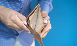 Puste, brązowe etui na karty, trzymane w dłoniach, symbolizuje bankructwo i brak środków.