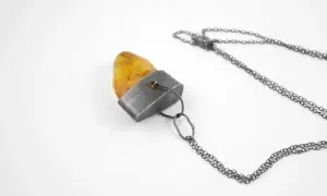 Naszyjnik z bursztynem w metalowej oprawie. Dowiedz się, jak wyczyścić bursztyn, by odzyskał blask.