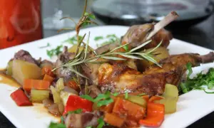 Ein köstliches Kaninchen-Rezept mit Wurzelgemüse und Rosmarin. Saftiges Fleisch, perfekt geschmort.