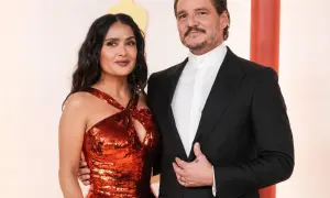 Salma Hayek w olśniewającej, czerwonej sukni i Pedro Pascal na premierze, przypominając o jej wspaniałych filmach.