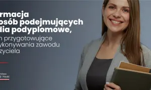 Uśmiechnięta kobieta z notatnikiem. Informacja o tym, co daje studium podyplomowe, w tym przygotowanie do zawodu nauczyciela.
