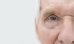 Zbliżenie na oko seniora. Zmarszczki wokół oka mogą być jednym z objawów jaskry.