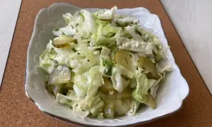 Lekka surówka z kapusty pekińskiej i ogórków kiszonych, idealna jako dodatek do de volaille.
