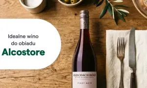 Idealne wino do obiadu? Pinot Noir z Alcostore to doskonały wybór. Na stole butelka wina, sztućce i oliwki.