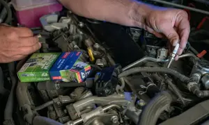 Mechanik wymienia świece zapłonowe, aby zapobiec wypadaniu zapłonu objawy.