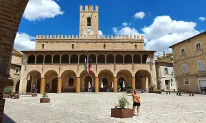 Piazza del Popolo a Offida, con il Palazzo Comunale e la torre dell'orologio. Un luogo incantevole da scoprire.