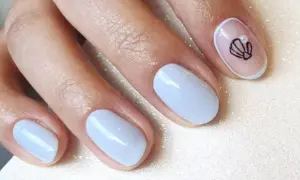 Jasnoniebieskie, eleganckie paznokcie z subtelnym motywem muszelki na jednym z nich. Idealny pomysł na eleganckie paznokcie.