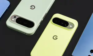 Dwa telefony z czystym Androidem w pastelowych etui obok niebieskiego Samsunga.