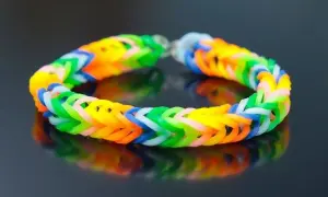 Stwórz bransoletki z gumek! Łatwy poradnik na palce, krosno i widelec