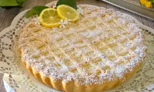 Deliziosa crostata babbaiola con scorze di limone e zucchero a velo, pronta per essere gustata.