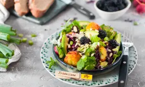 Sommer Rezepte Hauptgericht: Bunter Salat mit Knödeln, Beeren und Avocado. Ein leichtes und frisches Gericht für warme Tage.