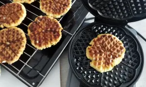 Pyszne gofry belgijskie przepis na chrupiące, złociste ciasto. Idealne na śniadanie lub deser.