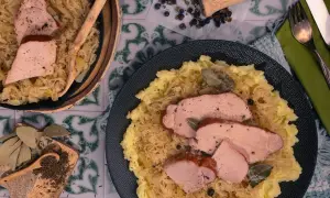 Kassler in Sauerkraut mitkochen wie lange? Zartes Kassler auf Sauerkraut mit Kartoffelpüree, garniert mit Lorbeerblättern und Kümmel.