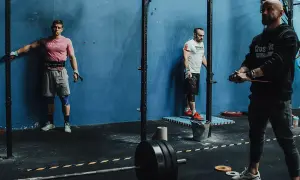 CrossFit czy siłownia? Wybierz idealny trening dla swoich celów